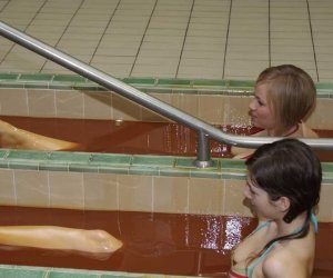 Reuters TV: Azerbaijan spa treats customers in crude oil baths