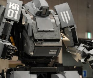 Giant robots set to duel