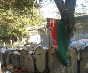 Azərbaycan bayrağını zibilliyə atdılar – VİDEO + FOTO