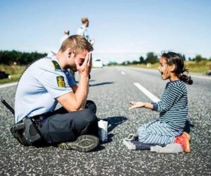 Suriyalı qızla davranışı bu polisi məşhur etdi - FOTOLAR