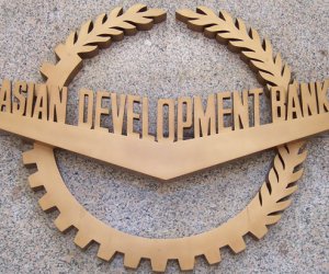 ADB says another devaluation of manat possible if oil prices remain low