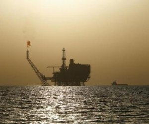 Oil extends gains, set for biggest weekly rise since 2009
