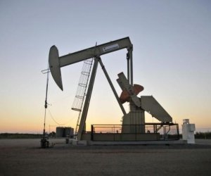Oil slumps 4 percent, nears new six-year low as glut persists