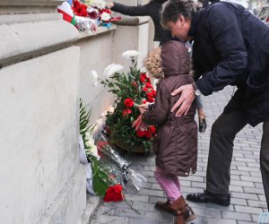 В Баку почтили память жертв теракта во Франции - ФОТО