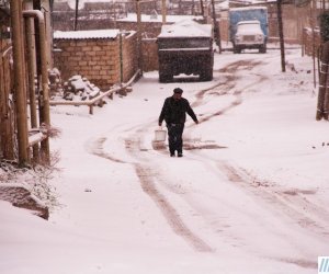 В Баку выпал первый снег в Новом году -  ФОТО