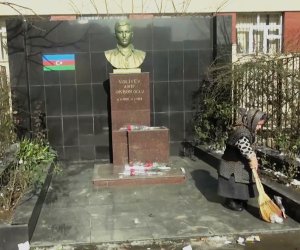 NO COMMENT: Süpürgəçi ümidinə qalan şəhid abidəsi