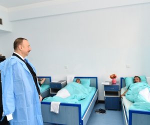 İlham Əliyev müalicə olunan yaralı hərbçilərə baş çəkdi