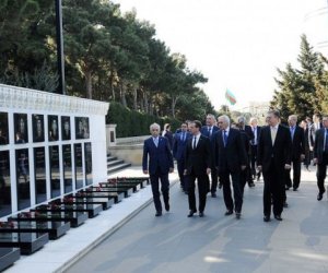 Medvedev Şəhidlər xiyabanını ziyarət etdi - Fotolar