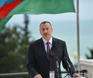 Prezident Azərbaycan Xalq Cümhuriyyətinin şərəfinə ucaldılmış abidəni ziyarət etdi