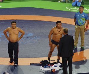 Monqol məşqçiləri Olimpiadada etiraz olaraq soyundular – VİDEO