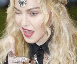 Madonna offers oral sex to Clinton voters