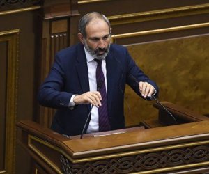 Paşinyan Ermənistanın  müdafiə nazirini dəyişdirir