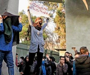 İranda etirazlar: Qadın küçədə hicabı açdı və… – Video
