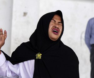 Fahişəliklə günahlandırılan qadınların şallaqlanma mərasimi –  FOTOLA+VIDEO