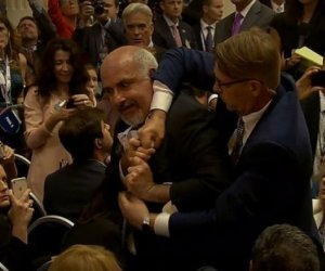 Putinlə Trampın mətbuat konfransında jurnalistə zor tətbiq edildi - VİDEO