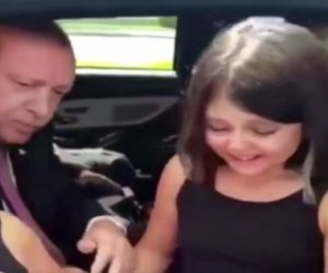 Ərdoğan “Rəcəb dədə” deyən uşağa görə kortejini saxlatdırdı – Video