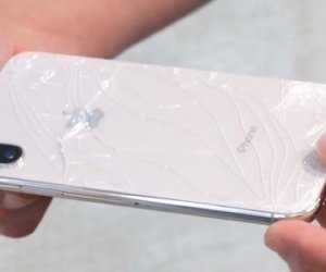 Türklər öz “iPhone” telefonlarını sındırır və yandırırlar - VİDEO