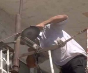 Yasamalda binaların eyvanlarından paltar ipləri sökülür - VİDEO