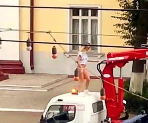 Xanım sürücü evakuator maşınını aparmasın deyə soyundu - VİDEO