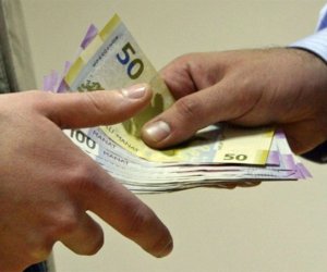 Azərbaycanda yüksək vəzifəli məmur rüşvət alarkən tutuldu 