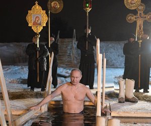 Putin xaç suyuna girdi - VİDEO