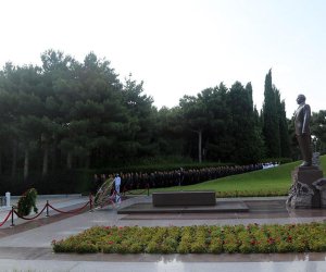 Azerbaijani Defense Ministry’s leadership visits Alley of Honors and Alley of Martyrs (PHOTO)