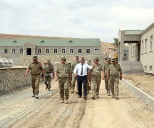 Закир Гасанов проверяет воинские части на передовой