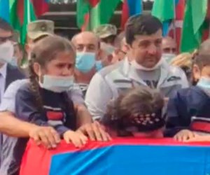 Şəhid olan atasını 3 övladı belə yola saldı- FOTOLAR