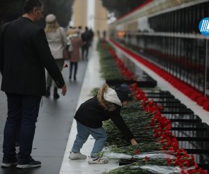 Azərbaycan xalqı 20 Yanvar şəhidlərini yad edir - FOTOREPORTAJ