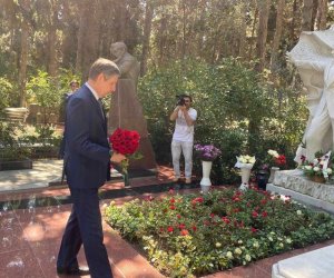 Russian envoy to Azerbaijan lays wreath at Muslim Magomayev's grave