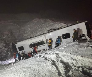 В Турции перевернулся автобус, четверо погибли, 24 человека пострадали