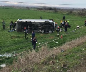 В Турции в ДТП с микроавтобусом погибли двое, 26 человек пострадали