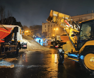 Bakıda yollara duz səpilir