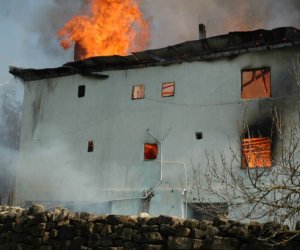 Astarada yaşayış evi yanıb, iki azyaşlı ölüb