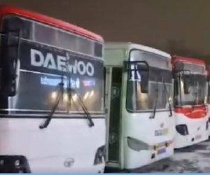 Avtobuslar xidmət etməkdən imtina etdiyi üçün insanlar yollarda qalıb - Video