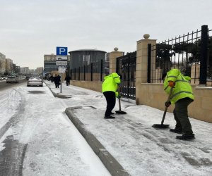 Улицы Баку очищаются от снега