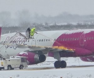 Из-за снегопада поврежден козырекнад центральнымвходомаэропорта Батуми