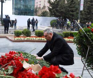 “Azərsun Holdinq” rəhbərliyi Xocalı abidəsini ziyarət edib