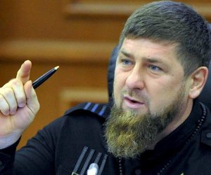 Кадыров наградил выживших членов экипажа сбитого самолета AZAL