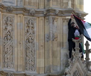 Londonda nümayişçi Fələstin bayrağı ilə “Big Ben”ə dırmaşıb