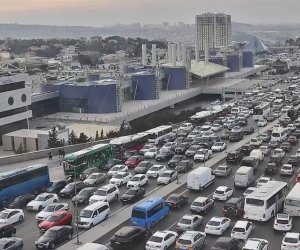 Bakıda 15 istiqamətdə nəqliyyatın sıxlığı müşahidə olunur