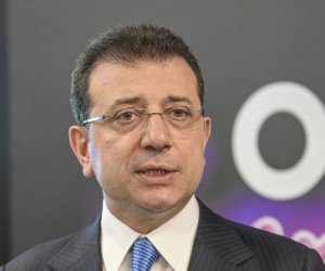 СМИ: Допрос задержанного мэра Стамбула завершили