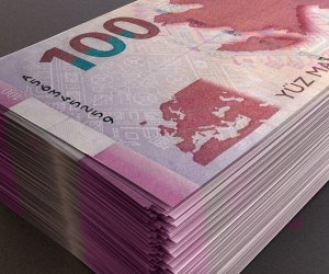 Dövlətqulluqçularının aylıq vəzifə maaşları artırılıb