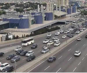 В Баку на ряде улиц и проспектов затруднено движение транспорта