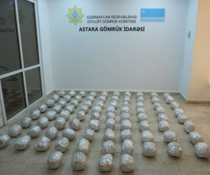 Astara gömrüyündə qarpızın içərisində gizlədilən narkotik aşkar edilib