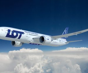 Самолет авиакомпании LOT экстренно вернулся в Баку