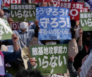 В Токио проходит митинг в защиту статьи конституции Японии об отказе от войны