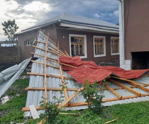 В Гахском районе сильный ветер сорвал крышу жилого дома