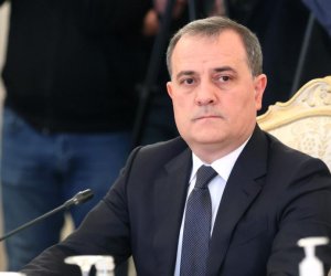 Глава МИД Азербайджана Байрамов прибыл с официальным визитом в Бахрейн