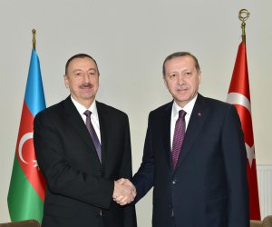 Ильхам Алиев поздравляет Турцию